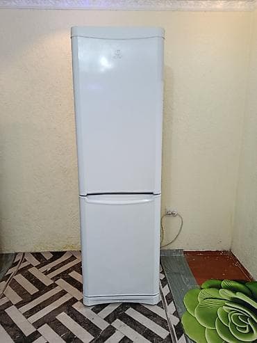 Холодильник Indesit, Б/у, Двухкамерный, De frost (капельный), 60 * 200 * 60