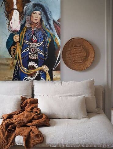 кыргызское национальное платье: Молодая женщина с лошадью, в трационной кыргызской одежде. Картина от — 3