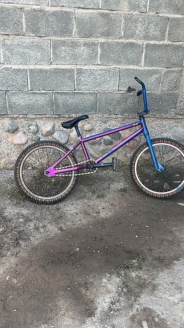 BMX-велосипед в ярком двухцветном исполнении: рама с градиентом at lalafo.kg BMX-велосипед в ярком двухцветном исполнении: рама с градиентом