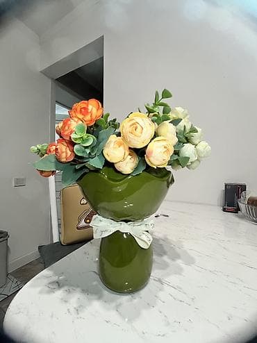 зеркало в аренду: Керамическая ваза в виде букета🫶🌷 - Высота: 20 см - Доступно в 4 — 6