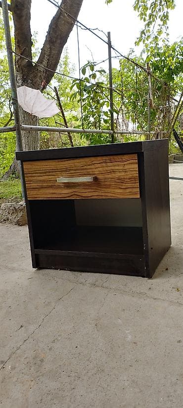 полочные стеллажи: Прикроватная тумба в темном цвете с одним выдвижным ящиком и открытой — 1