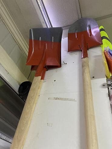 Лопаты садово-строительные с деревянными черенками. напротив быв