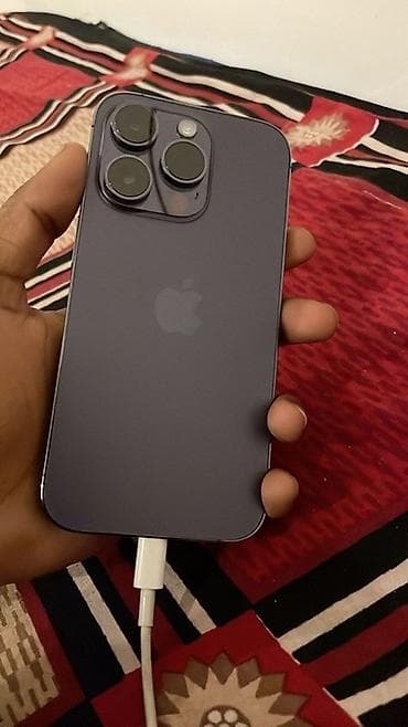 IPhone с тремя основными камерами и вспышкой, цвет — темно-фиолетовый