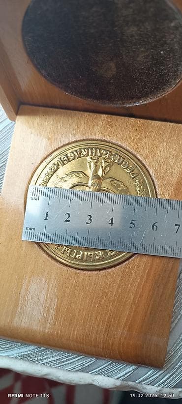 Шкатулки и подставки: Продаю 2 штуки, корпус с дерева,под шпоном и лаком,герб с металла — 7