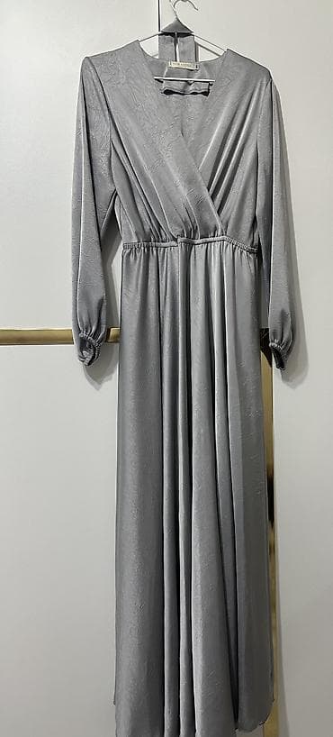 Платье макси серого цвета с эффектом благородного сатинового блеска