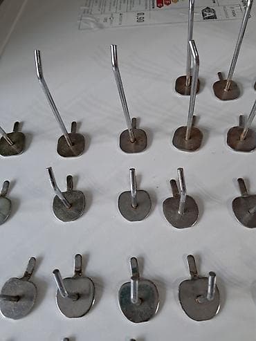 Металлические крючки на лепестковой площадке (пятачке) для крепления и