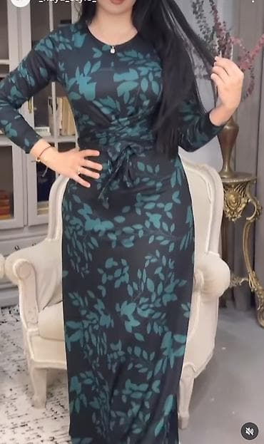 Другая женская одежда: Платье макси с принтом и драпировкой на талии. - Силуэт: прилегающий — 1