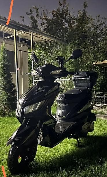 Скутер/мопед городского типа, черный цвет скутер в аренду в сутки