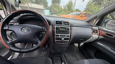 Toyota Avensis Verso: 2002 г., 2 л, Механика, Бензин, Минивэн — 9