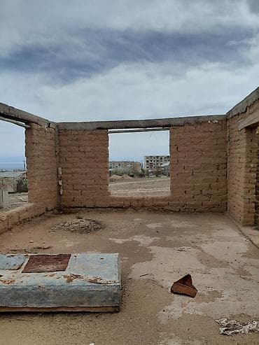 көчмө үйлөр: Недостроенный одноэтажный дом из самана/кирпича-сырца на ленточном — 8