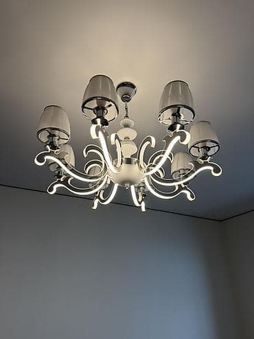 Потолочная люстра с декоративными плафонами и LED-элементами -