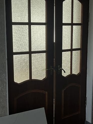 мягкий кресло: Межкомнатные двери, классический дизайн, оттенок тёплый орех. БУ — 3