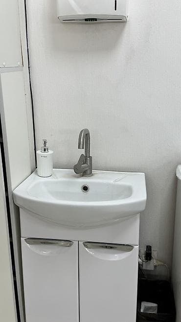 Бизнес үчүн жабдуулар: Сдается маникюрный стол в аренду 💛 Для мастера маникюра/педикюра. В — 5