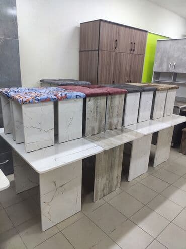 Столы новые кухонные Новые столы со стулчиками на кухню из российского