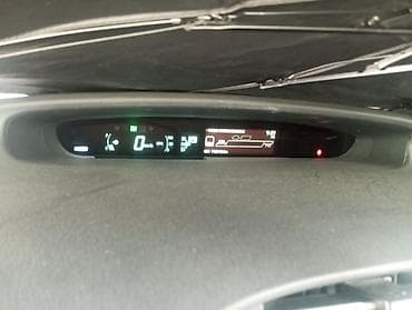 шильдик гибрид: Toyota Prius: 2015 г., 1.8 л, Вариатор, Гибрид, Хэтчбэк — 6