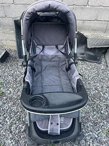 Прогулочная коляска с большим капюшоном и столиком для ребёнка