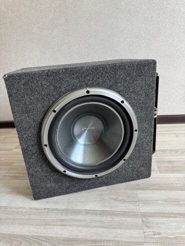 кенвуд: Автомобильный сабвуфер Kenwood в корпусе. Корпус обтянут серым ворсом — 1