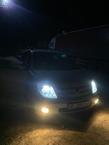китайский мини машина: Toyota Ist: 2005 г., 1.3 л, Автомат, Бензин, Хэтчбэк — 2