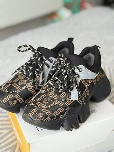 версаче: Кроссовки, 35, 35.5, 36, Versace, Б/у, цвет - Черный, Самовывоз, Платная доставка — 1