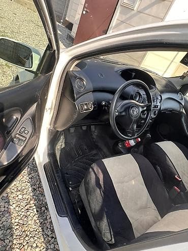 Продажа авто: Toyota Yaris: 2005 г., Механика, Бензин, Хэтчбэк — 8