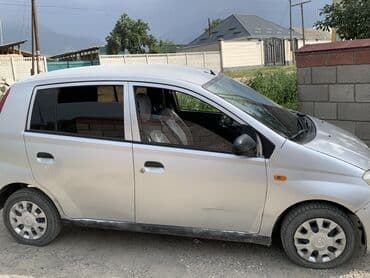 на матиз шины: Автомобиль Daihatsu Mira серебристого цвета, представленный в кузове — 2