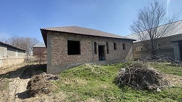 дом вагон: Продается одноэтажный кирпичный дом с двускатной крышей на участке — 3