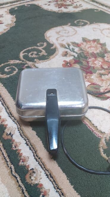 вафельница 2 в 1: Электрическая вафельница (ретро). - Корпус из металла, классическая — 1