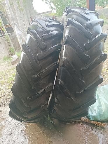 Шиналар жана дисктер: Пара сельскохозяйственных шин с выраженным елочным протектором. Задние — 4