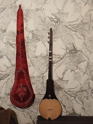 Комуз - Традиционный струнный инструмент с грушевидным корпусом из at lalafo.kg Комуз - Традиционный струнный инструмент с грушевидным корпусом из