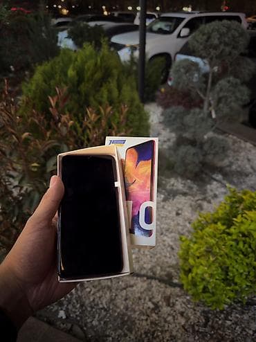 Samsung Galaxy A10, Б/у, 32 ГБ, цвет - Красный, 2 SIM