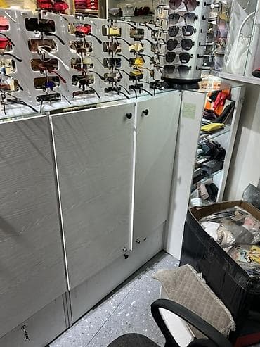 стеклянный: Продается торговое оборудование для аксессуаров и головных уборов — 3