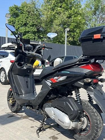 Скутеры: Скутер 50–150 см³ (визуально класс «спорт»), черный. Особенности и — 6