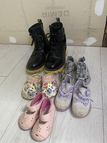 черная обувь: За все 500с
Размер сапожки 37й — 1