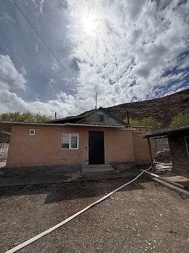 продаю дом дордой 1: Нарын шаарынын борборунан, Шералиева кочосунон 5 болмолуу уй сатылат — 1