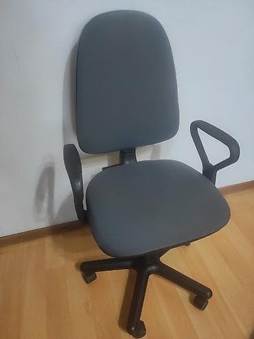 Офисные шкафы: Продаю компьтерное кресло в отличном состоянии, не порван не поломан и — 1