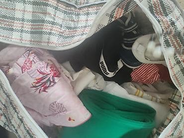 окуу кийим: Большой лот одежды и текстиля в дорожных хозяйственных сумках. Состав — 5