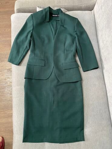 Костюм двойка, пиджак и юбка карандаш Отлично подойдет для офиса