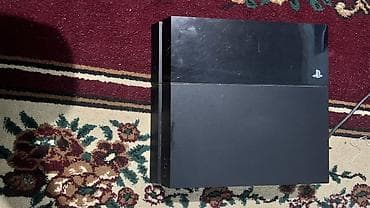 Sony PlayStation 4 (первая версия, “Fat”) + три геймпада DualShock 4