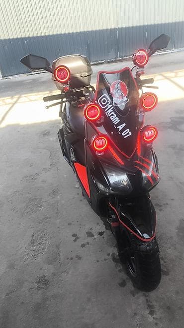 скутер бу: Скутер с тюнингом освещения и аксессуарами - Агрессивный дизайн в — 1