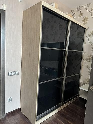 Шкаф-купе с раздвижными дверями. - Корпус: ЛДСП под светлое дерево. -