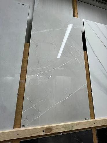 solutions third edition: Крупноформатная плитка светло-серого цвета с имитацией прожилок — 1