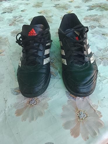 Спорт жана хобби: Кроссовки для футбола сороконожки б/у adidas, Найк черные с белыми — 2