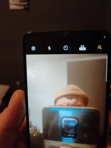 Смартфон Android с модулем камер в стиле «острова» (три объектива +