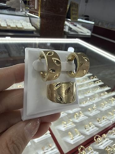 серебро позолота: Золотой комплект украшений: серьги-клипсы и широкое кольцо. - — 1