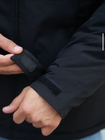 продаю в связи с переездом: Продаю мужскую зимнюю куртку, черного цвета. Куртка ношенная, но — 8