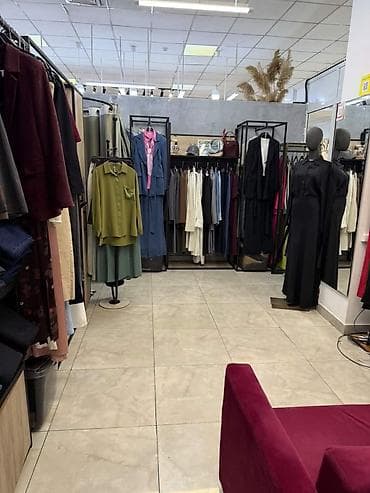 фучика 18 а: Продаю бутик в ТЦ Караван, с оборудованием.
На 3 этаже — 1