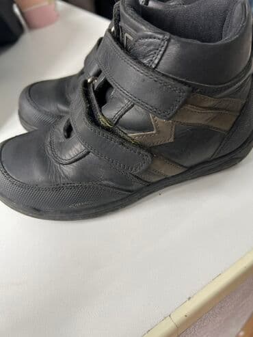 обувь для охоты: 30 размер Детские кожаные ботинки, цвет черный с серыми вставками. - — 2