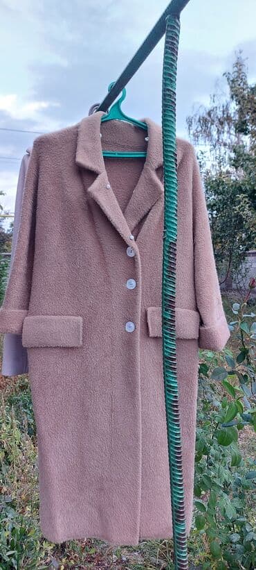 срочно продаю в связи с переездом: Продаю пальто из альпака(осень) Состояние отличное. Размер подойдет — 3