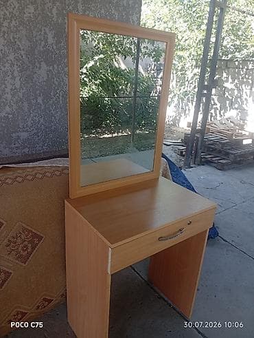 dinner table: Туалетный столик с зеркалом - Компактный столик из ЛДСП в светлом — 2