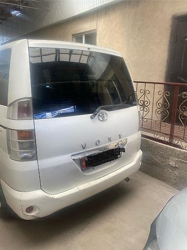 Toyota Voxy: 2002 г., 2 л, Автомат, Бензин, Минивэн — 1